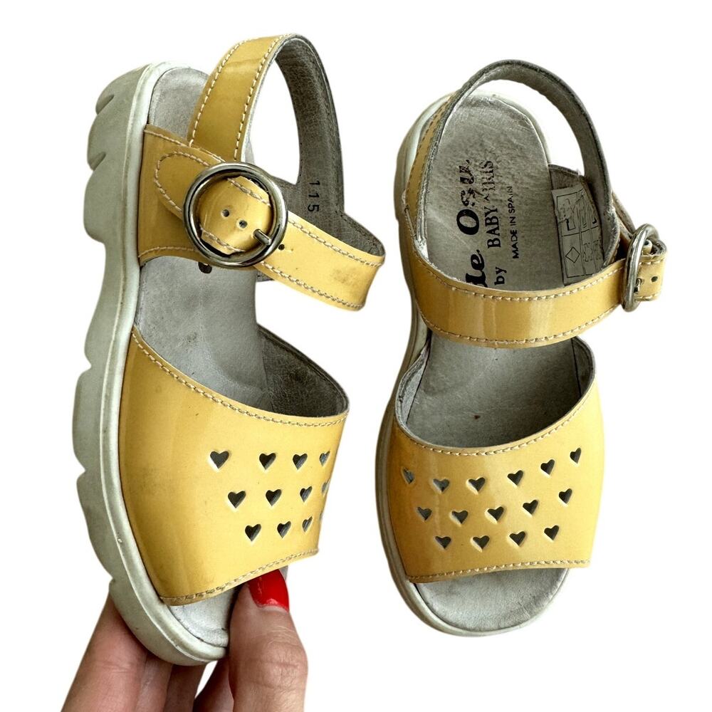 De Osu Toddler girl yellow heart shaped pattern sandals size 8